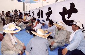 Protesters block gates in bid to stop Isahaya Bay project